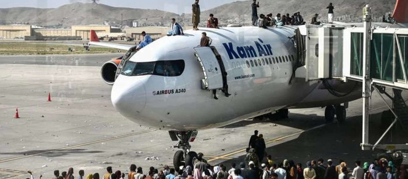 Καμπούλ: Περιμένουν έξω από το αεροδρόμιο για να επιβιβαστούν σε αεροσκάφη